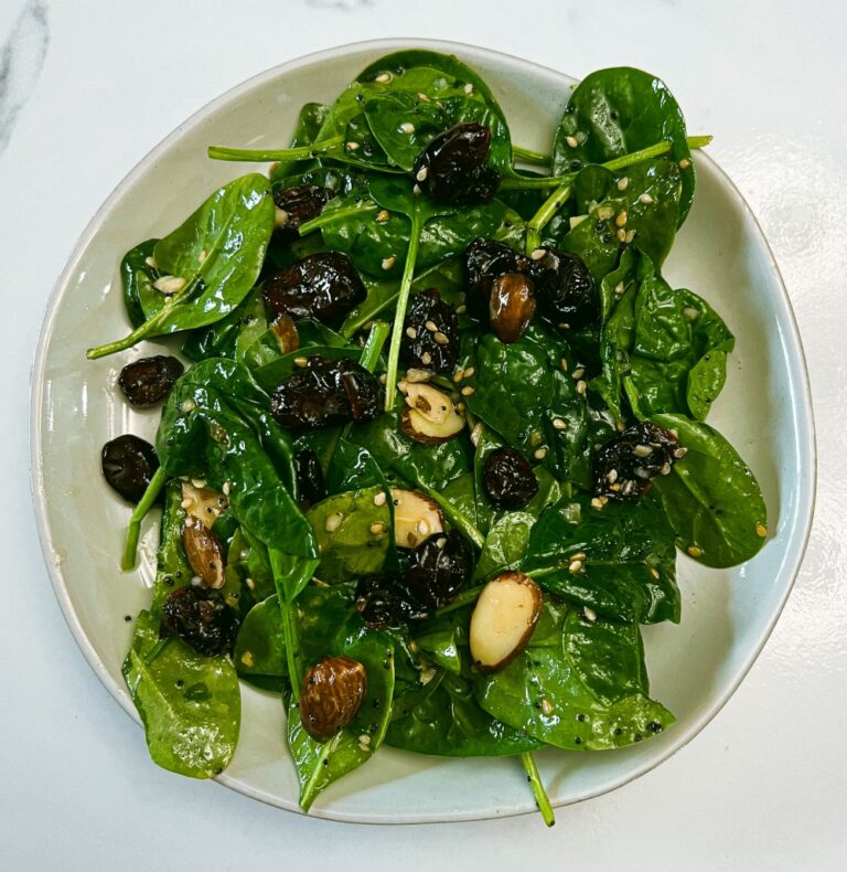 Spanguolių špinatų salotos –