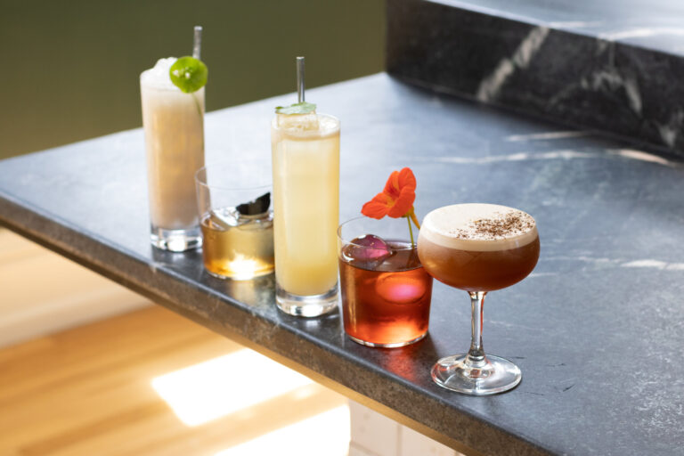 Evanas Williamsas apie žolelių plovimą kokteiliams