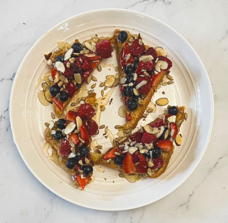 Žemės riešutų sviesto ir uogų skrebučiai –