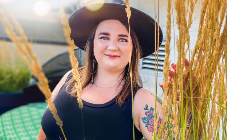 Susipažinkite su „Chilled 100“ nare Kristen Begley